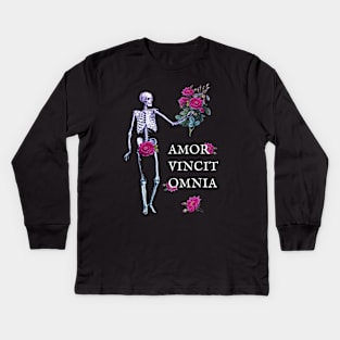 Amor Vincit Omnia skeleton and roses dark Kids Long Sleeve T-Shirt